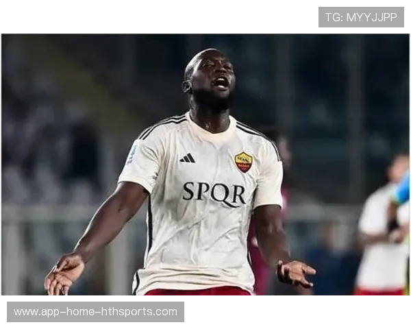 卢卡库反击中大步流星推进形成射门：速度与决心在绿茵场的极致演绎